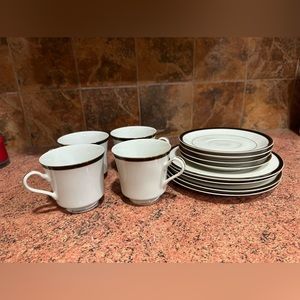 4 Footed Cup & Saucer Set & 4 Bread & Butter Plate Trafalgar
by MIKASA